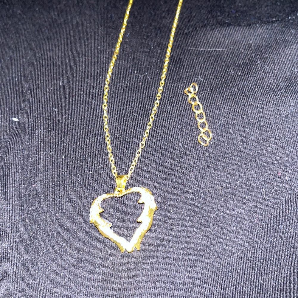 Goldtone necklace with Crystal like accents